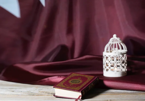 Libro Sagrado Del Corán Sobre Una Superficie Madera Bandera Qatar — Foto de Stock