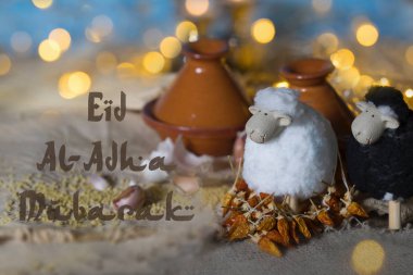 Kurban Bayramı mübarek - kurban mutlu Festivali. Siyah ve beyaz kuzu, tagine ve gece arka planda mavi gökyüzü.