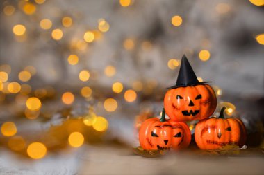 Üç ürkütücü Turuncu kabak. İçinde belgili tanımlık geçmiş güzel bokeh.