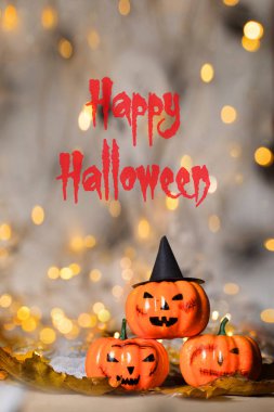 Üç ürkütücü Turuncu kabak. İçinde belgili tanımlık geçmiş güzel bokeh.