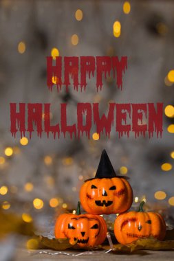 Üç ürkütücü Turuncu kabak. İçinde belgili tanımlık geçmiş güzel bokeh.