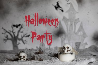 Eski bir kafatasında kalın mum kullanılır. Korkunç Cadılar Bayramı arka plan. Portre