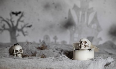 Eski bir kafatasında kalın mum kullanılır. Korkunç Cadılar Bayramı arka plan. Portre