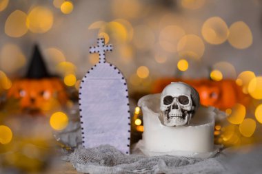 Kullanılan bir eski mum kafatasında. Spooky halloween arka plan