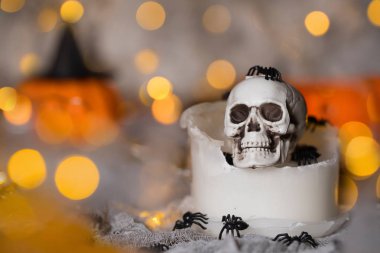 Kullanılan bir eski mum kafatasında. Spooky halloween arka plan