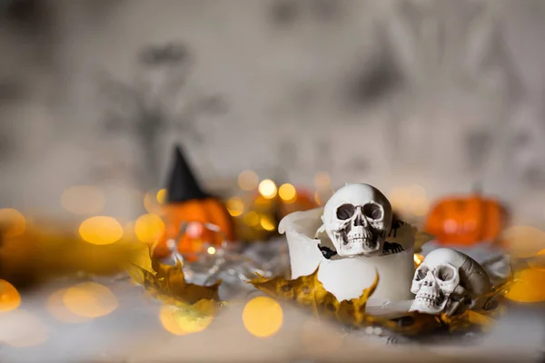 Totenkopf Auf Einer Alten Gebrauchten Dicken Kerze Gruseliger Halloween Hintergrund — Stockfoto