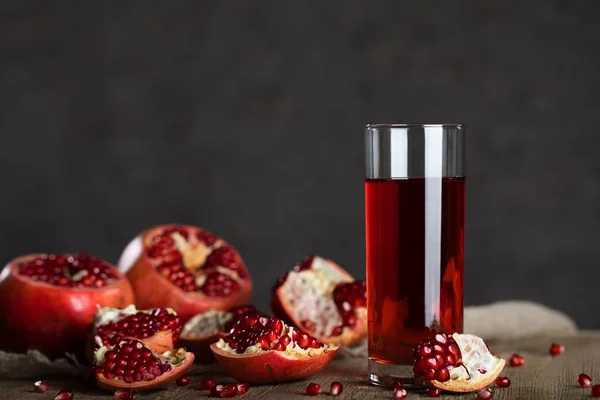 Copo Suco Romã Uma Superfície Madeira Fechar — Fotografia de Stock