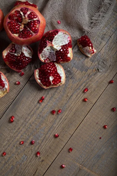 Fruta Romã Uma Superfície Madeira — Fotografia de Stock