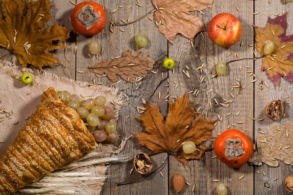 Cornucopia Fatta Casa Riempita Con Uva Bianca Foglie Acero Essiccate — Foto Stock