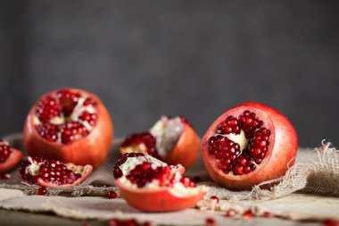 Nar meyve bir ahşap yüzeyde. Portre