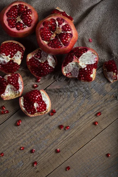 Fruta Romã Uma Superfície Madeira Fechar — Fotografia de Stock