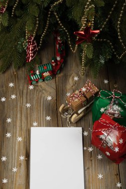 Boş kağıdın bir yılbaşı arka plan üzerinde. Üstten görünüm boş bir kağıt yaprağına ve Noel arka planda bir yılbaşı hediyesi. Üstten görünüm
