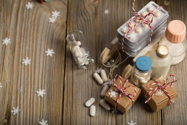 İlaç ahşap yüzeyde kümesi. Yeni yıl arka plan