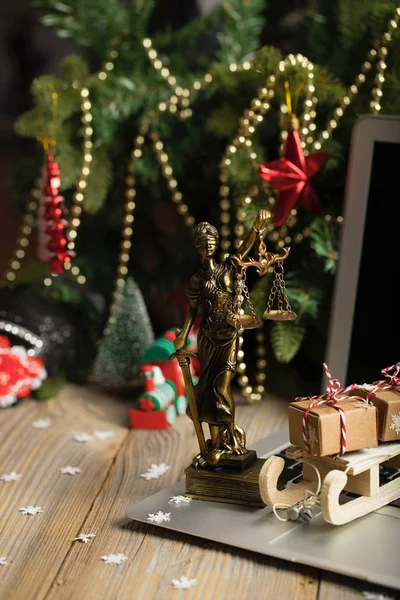 Estatua Themis Colocado Ordenador Portátil Fondo Año Nuevo —  Fotos de Stock