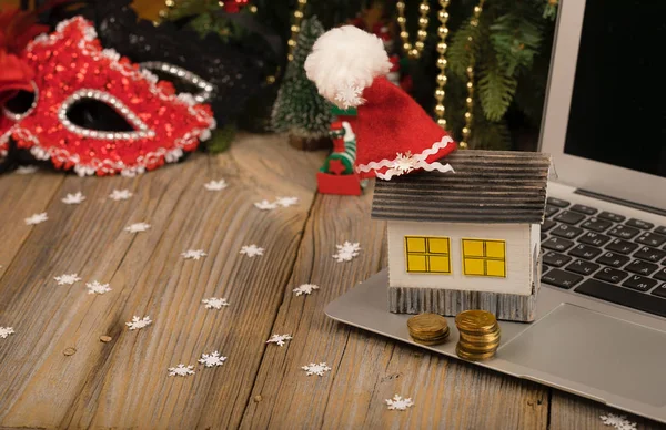 Pequeña Casa Papel Con Sombrero Santa Claus Colocado Ordenador Portátil —  Fotos de Stock