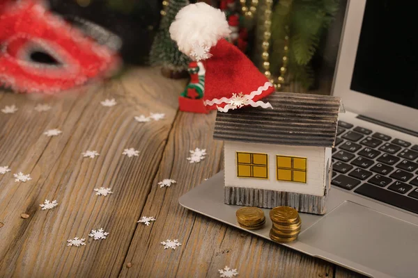 Pequeña Casa Papel Con Sombrero Santa Claus Colocado Ordenador Portátil —  Fotos de Stock