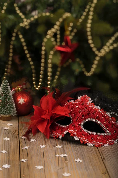 Carnaval Maskers Onder Kerstboom Closeup — Stockfoto