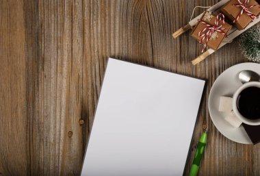 Boş yaprak kağıt kalem ile. Mini ahşap kızaklar hediye, fincan espresso ve çikolata içinde belgili tanımlık geçmiş. Bir metin için boş alan.