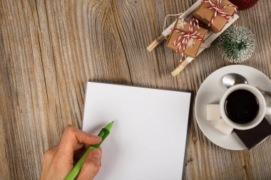 Boş yaprak kağıt kalem ile. Mini ahşap kızaklar hediye, fincan espresso ve çikolata içinde belgili tanımlık geçmiş. Bir metin için boş alan.