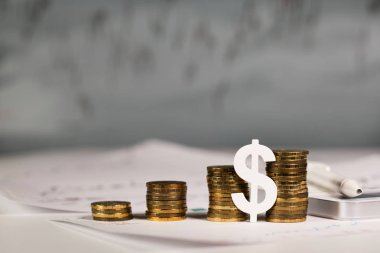 Amerikan dolar işareti para destesi de kesik. Borsa diyagram içinde belgili tanımlık geçmiş