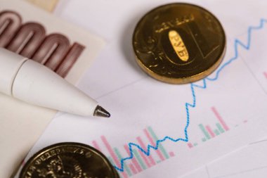 Kalemi bir banknot üzerinde. İçinde belgili tanımlık geçmiş on ruble sikkeleri. Portre