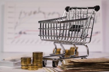 Hisse senedi grafiklerinde küçük alışveriş sepeti. Para içinde belgili tanımlık geçmiş