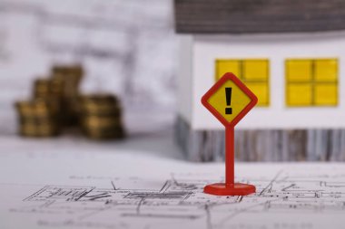 Bir teknik resim exclamatory iz iz. Kağıt ev ve para içinde belgili tanımlık geçmiş.