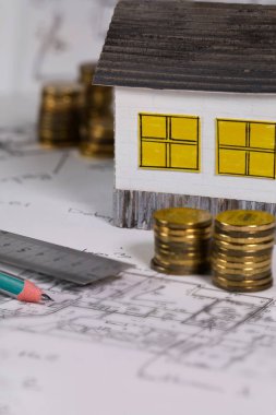 Bir apartman Teknik çizimi üzerindeki kömür kalem ve metal cetvel. Sikke ve kağıt ev içinde belgili tanımlık geçmiş