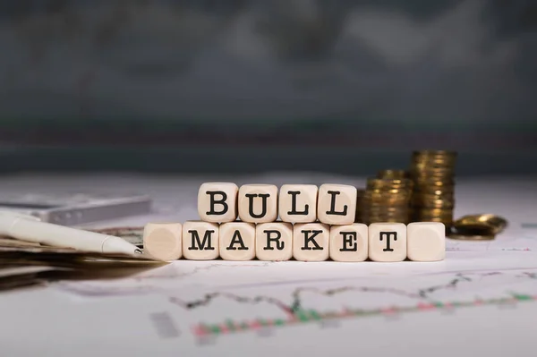 Word Bullmarkt Samengesteld Uit Houten Brief Stapels Munten Achtergrond Closeup — Stockfoto