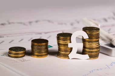 Kağıt paralar yığınları, İngiliz Sterlini iz. Portre