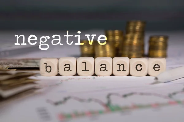 Begriff Negative Bilanz Aus Holzbuchstaben Zusammengesetzt Hintergrund Stapeln Sich Münzen — Stockfoto