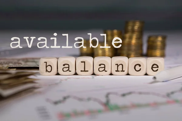 Wörter Verfügbar Balance Aus Holzbuchstaben Zusammengesetzt Hintergrund Stapeln Sich Münzen — Stockfoto