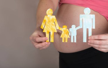 Genç hamile kadın kağıt kesik bir ailenin koruyamaz. Portre