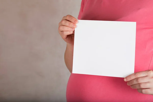 Genç 30 ve 35 yaşında kadın arasında hamile boş bir tutar — Stok fotoğraf