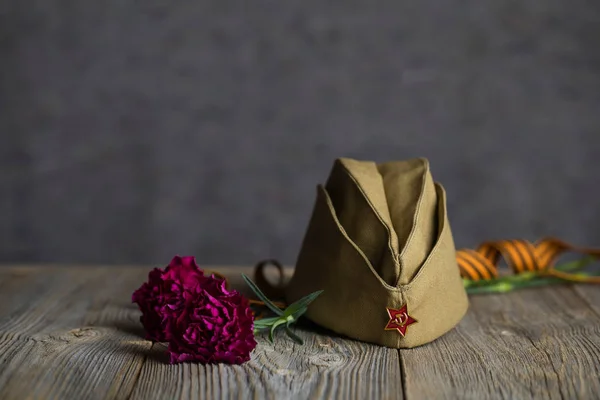 Militaire Cap, anjers, Saint George lint op een houten makkelijk — Stockfoto