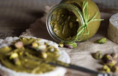 Antep fıstığı fındık ezmesi pirinç gevrek bir dilim üzerine kremalı. 