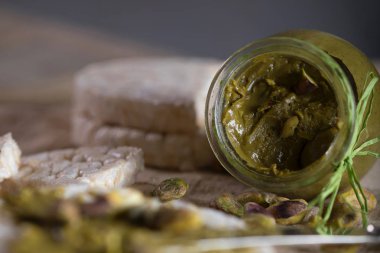 Antep fıstığı fındık ezmesi pirinç gevrek bir dilim üzerine kremalı. 