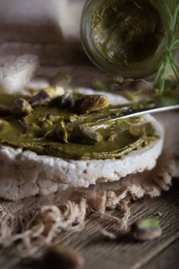 Antep fıstığı fındık ezmesi pirinç gevrek bir dilim üzerine kremalı. 