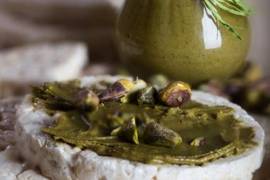 Antep fıstığı fındık ezmesi pirinç gevrek bir dilim üzerine kremalı. 