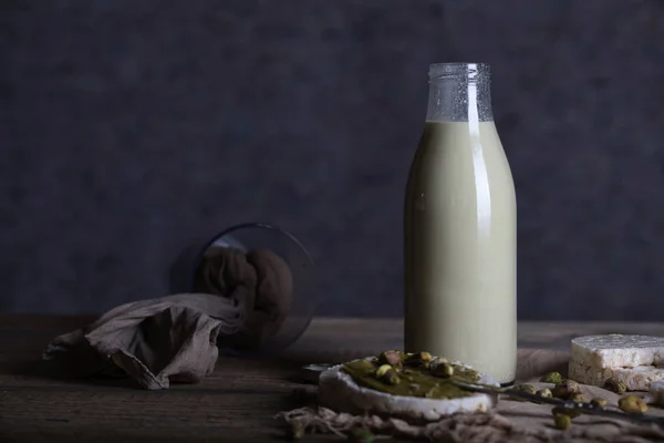 Leche de pistacho casera en una botella de vidrio . —  Fotos de Stock