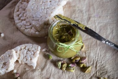 Antep fıstığı fındık ezmesi pirinç gevrek bir dilim üzerine kremalı. 