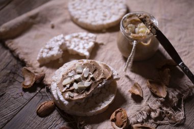 Pirinç crispbread bir dilim üzerinde ev yapımı badem yağı.