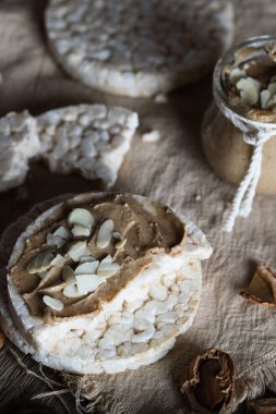 Pirinç crispbread bir dilim üzerinde ev yapımı badem yağı.