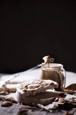 Pirinç crispbread bir dilim üzerinde ev yapımı badem yağı.