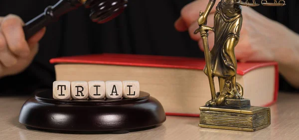 Woord onderzoek bestaat uit houten dobbel punten. Houten Gavel en standbeeld van — Stockfoto