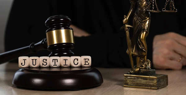 Λέξη δικαιοσύνη που αποτελείται από ξύλινες διατροπίες. Ξύλινο σφυρί και άγαλμα — Φωτογραφία Αρχείου