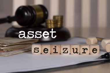 Ahşap zarlardan oluşan Kelimeler Varlık Nöbeti. 