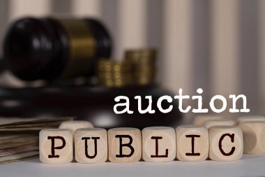 Ahşap zarlardan oluşan Word Public Auction. 