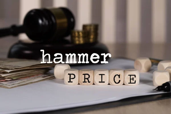 Palabras HAMMER PRICE compuesto de dados de madera . — Foto de Stock