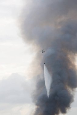 Devlet Acil Servis helikopteri t su düşüyor